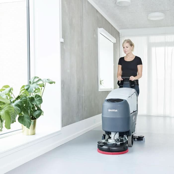 Nilfisk scheuersaugmaschine sc401 bd in grau und weiß mit rotem rundbürstenaufsatz für gewerbliche reinigung