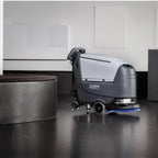 Nilfisk scheuersaugmaschine sc500 rev mit grauem und silbernem hilisk xc300 bodenreiniger und blauem bürstenkopf