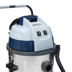 Nilfisk vl100-55 eu go nass-/trockensauger mit blau-weißem vl150 nass-/trockensauger und edelstahltank