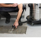 Schwarzer flexibler schlauch an rückseite des nilfisk vl100-55 eu go nass und trockensaugers aus edelstahl