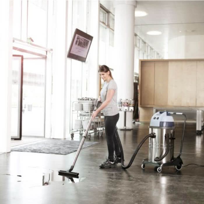 Nilfisk vl100-55 eu go nass-/trockensauger silberblauer industriestaubsauger mit rollenbasis