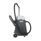 Gray und weißer nilfisk vl500 75-2 edf nass- und trockensauger mit schwarzen schläuchen und rädern, rückseite sichtbar