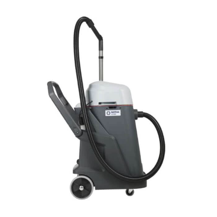 Gray und weißer nilfisk vl500 75-2 edf nass- und trockensauger mit schwarzen schläuchen und rädern, rückseite sichtbar