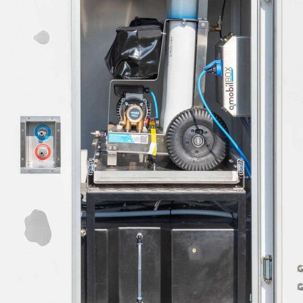 Silber-schwarzes industriegerät mit blauen schläuchen und mobilbox beschriftung am metallgehäuse für osmobil trailer v2 anhängersystem