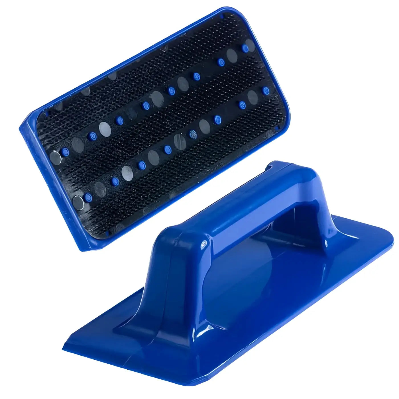 Blauer plastik-schrubber mit schwarzen borsten und blauen runden akzenten für optimalen halt padhalter