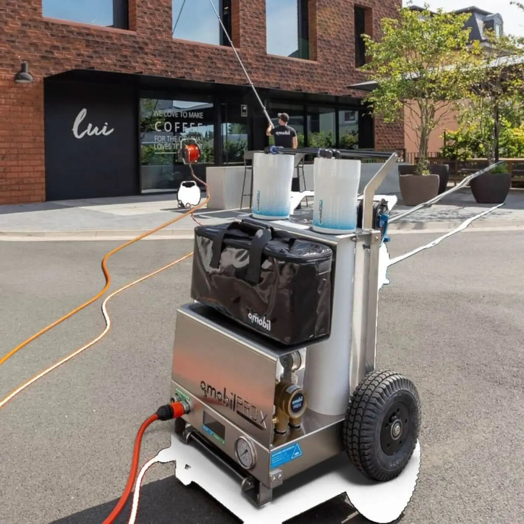 Silberne metallische mobile kaffeemaschine mit schwarzer isoliertasche und zwei weißen zylindrischen behältern im profi-set für osmosereinigung inkl osmobil pro x