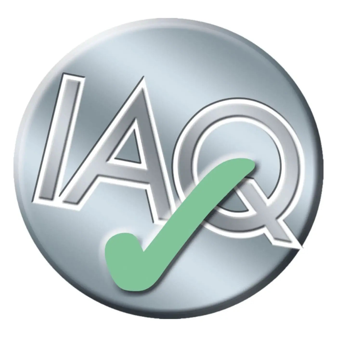 Silberner runder button mit geprägtem iaq-logo und grünem haken auf solubac solution glöckner reinigender geruchskiller 1l