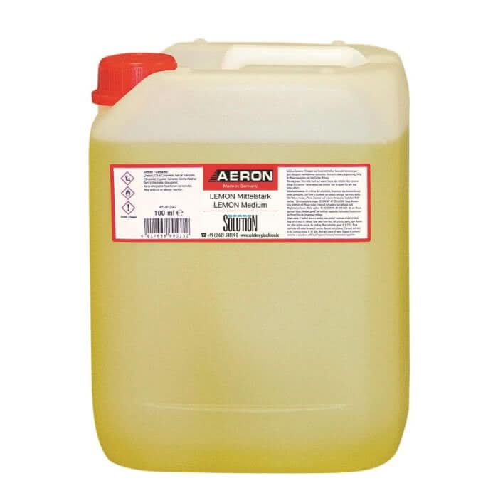 Ein gelber kunststoffkanister mit rotem verschluss und weißem etikett der marke aeron lemon mittelstark