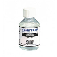 Klarer glasflasche mit weißem rippverschluss und solufresh etikett in blau für wc toiletten verwendet