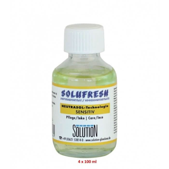 Eine klare glasflasche mit weißem schraubverschluss enthält blassgrüne solufresh sensitiv duftkonzentratlösung 100 ml