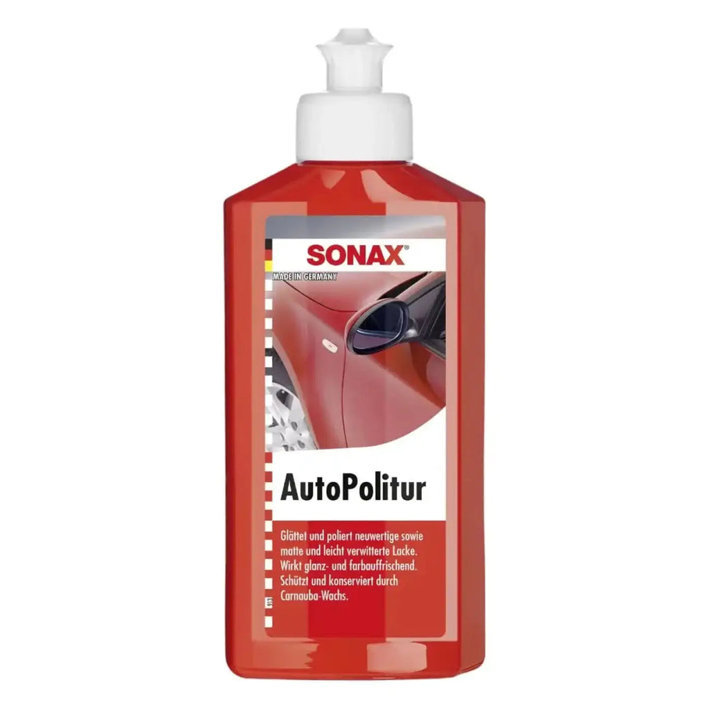 Roter plastikflasche sonax autopolitur mit carnauba und weißem pumpenspender für autopolitur