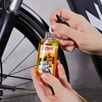 Eine klare glasflasche sonax bike pflegeöl spezial 50ml mit goldenem gelbem schmieröl und schwarzem tropfverschluss
