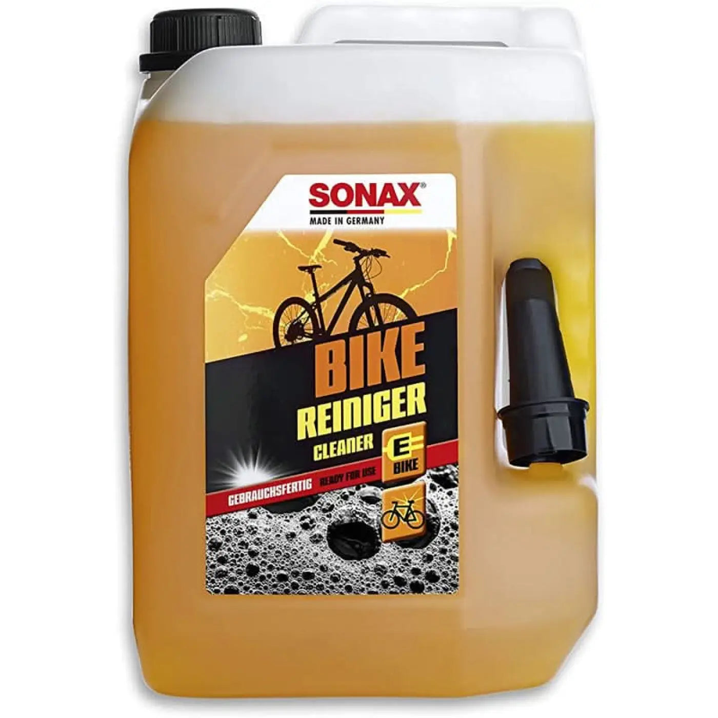 Ein weißer kunststoffkanister mit schwarzem schraubverschluss und durchsichtiger bernsteinfarbener flüssigkeit sonax bike reiniger fahrradreiniger 5l