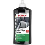 Schwarze plastikflasche von sonax lederpflegelotion mit weißem pumpenspender und grünen etikett mit deutschem text