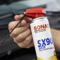 Silberne sonax professional sx90 plus multifunktionsöl spraydose mit rotem sprühkopf und schwarzem abzuggriff