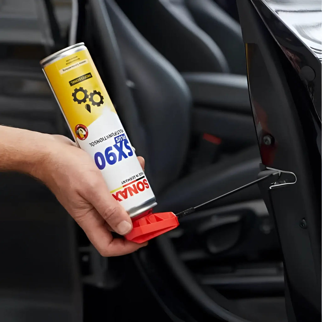 Gelb und weißer sonax professional sx90 plus easyspray multifunktionsöl spray mit rotem düsenknopf in hand neben offener autotür