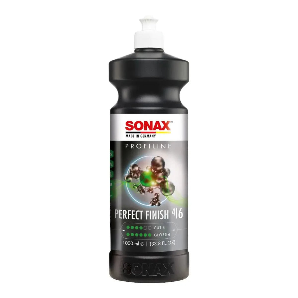 Schwarze kunststoffflasche mit weißem pumpenspender und sonax profiline perfect finish 1l etikett mit molekularbild
