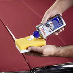 Sonax Xtreme Polish+Wax 2 Hybrid NPT 500ml von SONAX wird auf Schwamm für Autopolitur gegeben.
