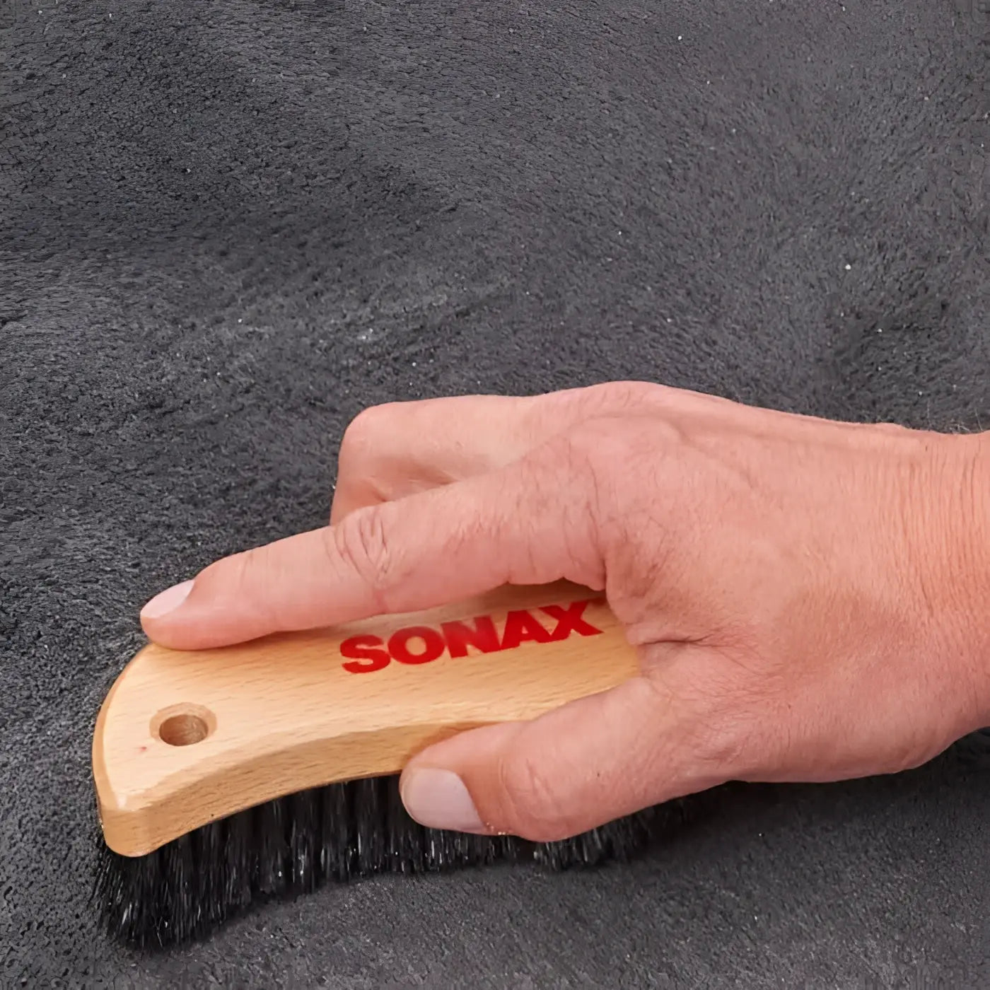 Sonax xtreme autoinnenreiniger 500ml mit holzgriffbürste und schwarzen borsten zur autofahrzeuginnenreinigung
