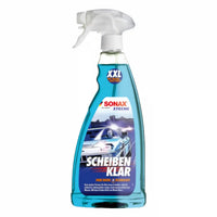 Ein transparenter blauer sprayflasche von sonax xtreme scheiben klar glasreiniger mit weißer abzugdüse und autoschild auf dem etikett