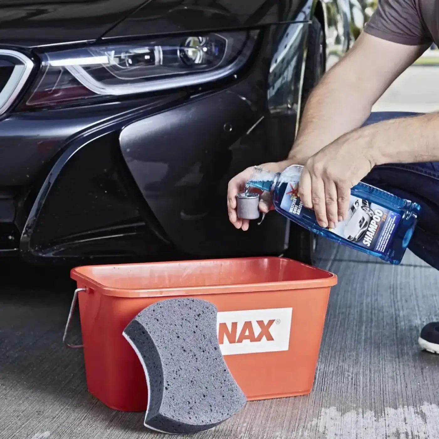 Orange sonax nax eimer mit grauem schwamm neben sonax xtreme shampoo 2 in 1 1l zur fahrzeugwäsche