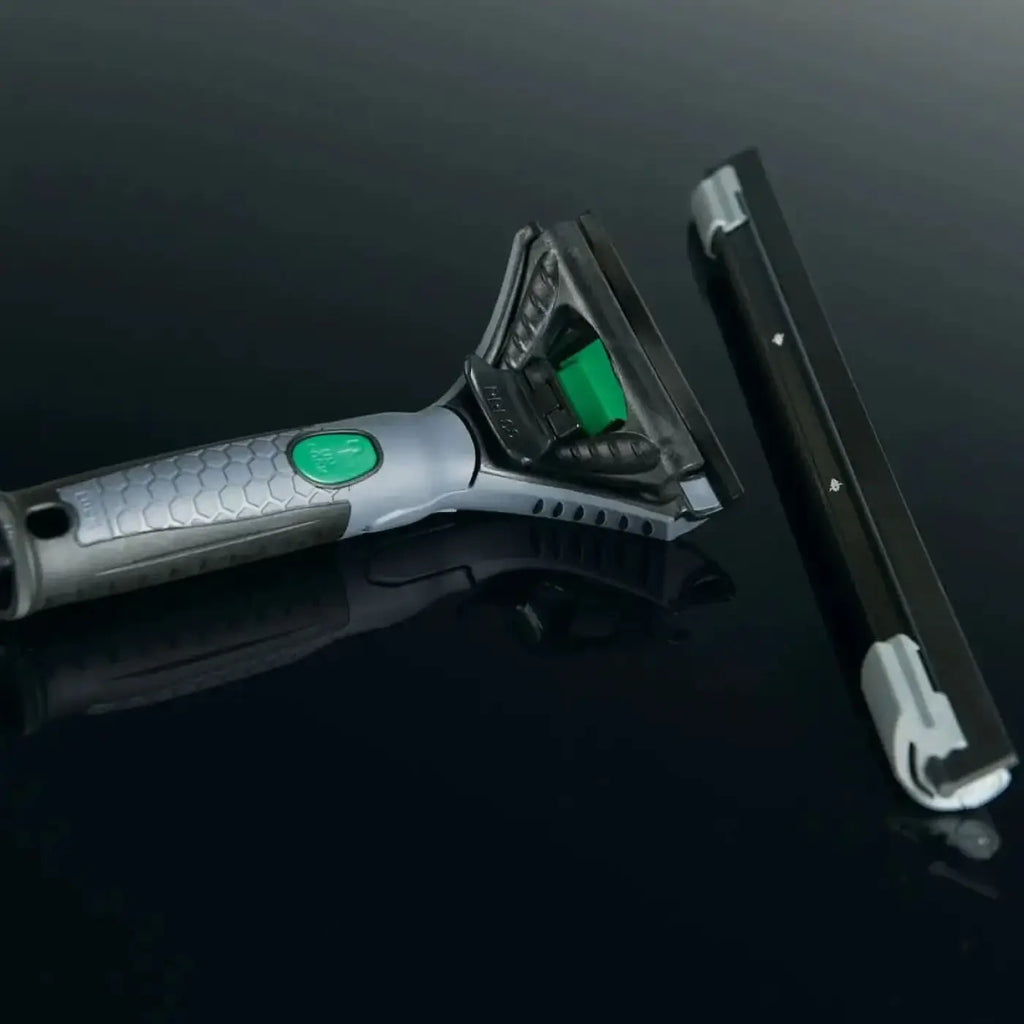 Unger akn12 ergotec ninja 4in1 fensterputzset silber schwarzer squeegee mit strukturierter griff und grünem akzentknopf