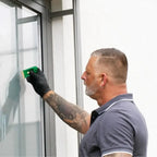 Grünes plastik fensterreinigungsgerät mit gelbem schwammkopf im unger ergotec fensterputzer-komplett-set 6in1 ak015