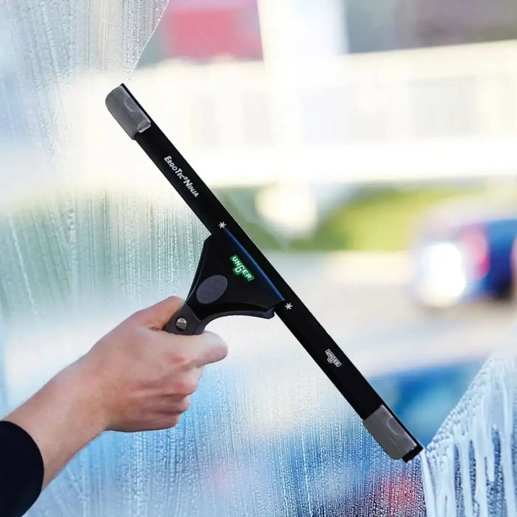 Schwarzer gummierter fensterabzieher mit grünem ecorena logo und ungEr ergotec ninja branding für effizientes fensterputzen