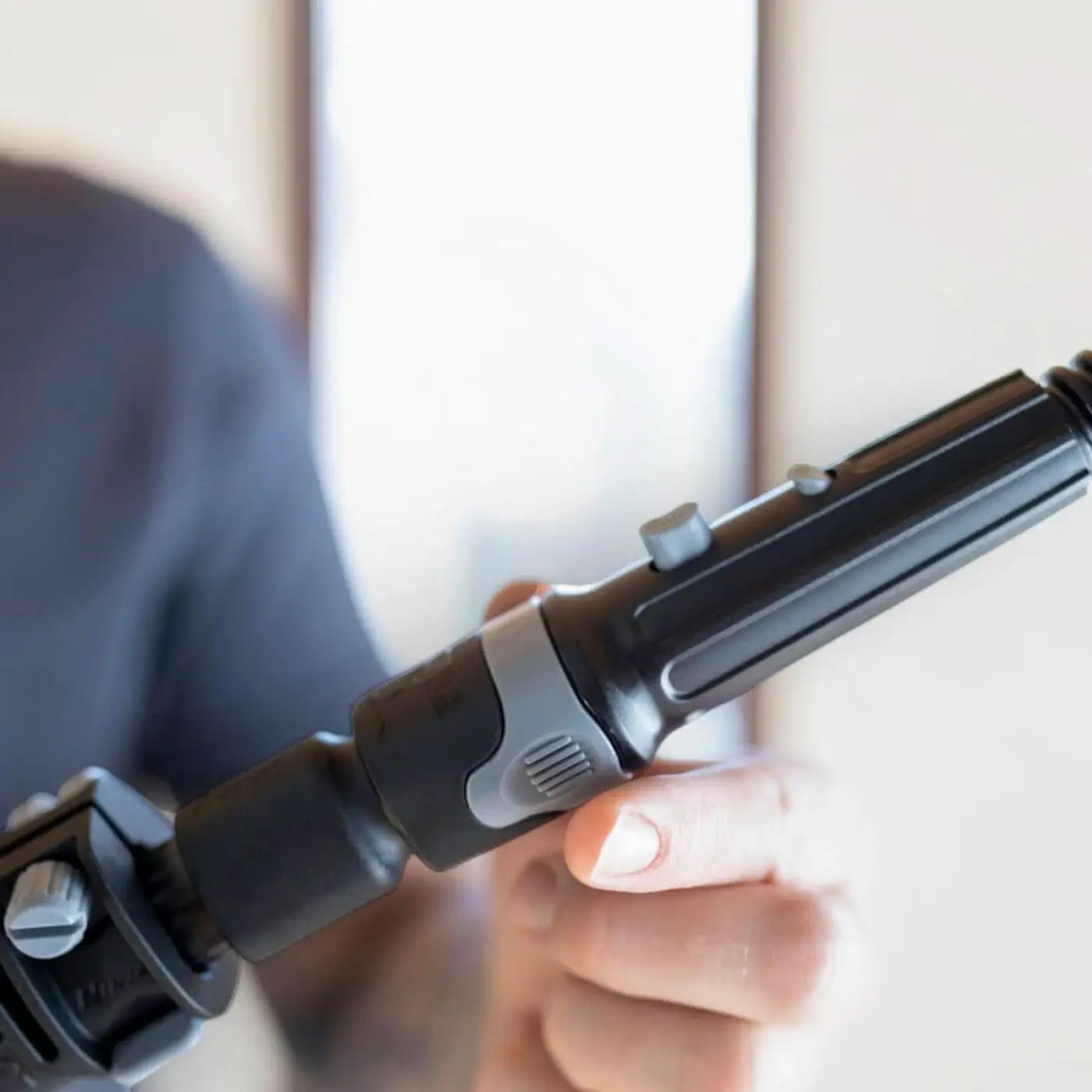 Schwarz-grauer verstellbarer tripodkopf mit strukturiertem griff und arretierungsknöpfen im unger ninja 6in1 carbon-stangen-set akn19 glasreinigungsset
