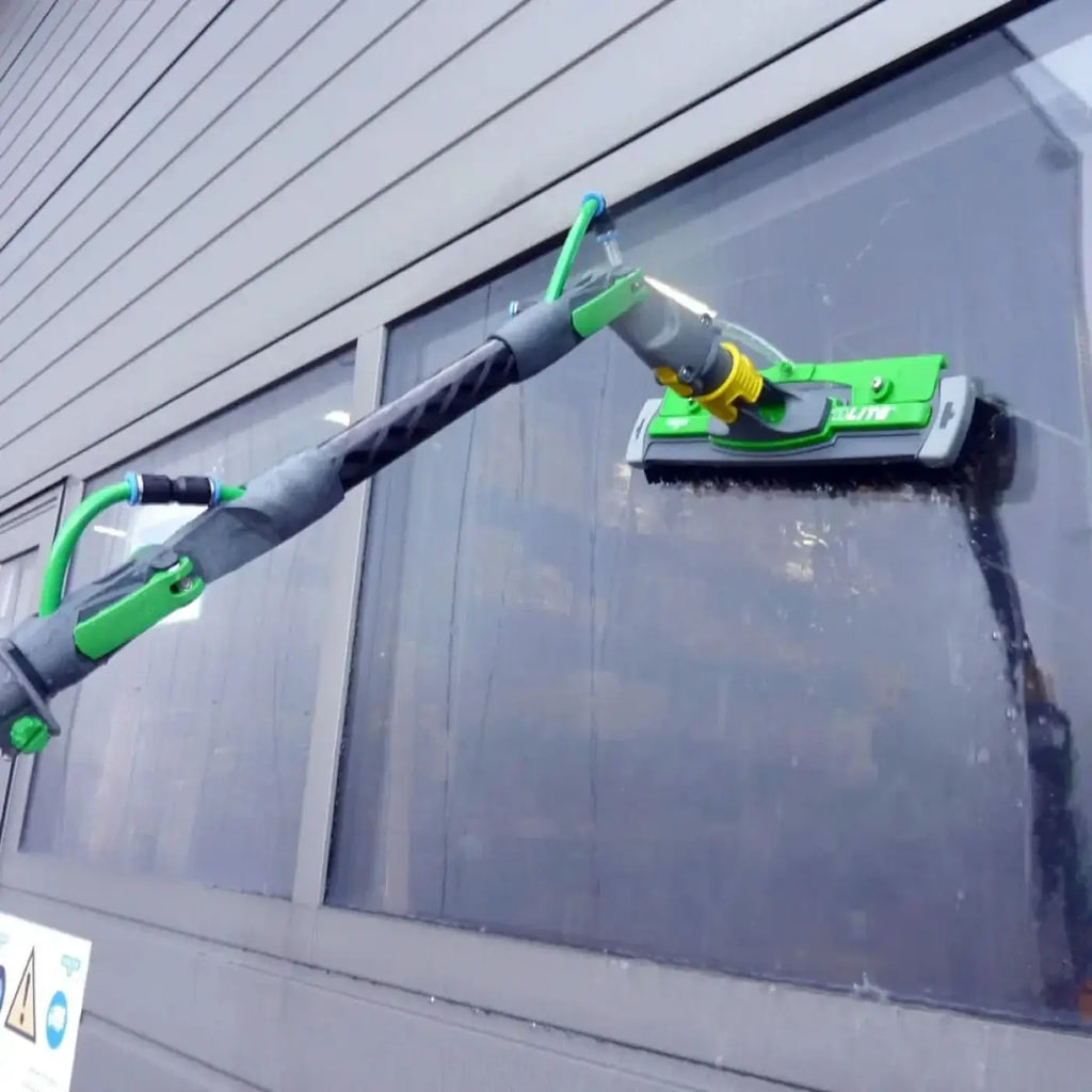 Unger nLite soft bürste nfs fensterreinigungswerkzeug in grün und grau mit langem, ausziehbarem griff