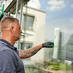Weißer schaum bedeckter fensterreinigungssqueegee mit grünem griff ungger stripwasher unitec träger oe