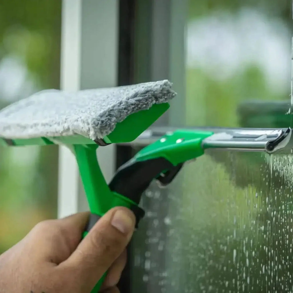 Unger visaversa pro 2in1 fensterabzieher mit grünem griff, grauem mikrofaserkopf und metallrahmen für effiziente reinigung