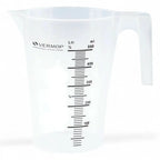 Transparenter plastik messbecher mit schwarzen messmarkierungen und griff von vermop professional cleaning systems
