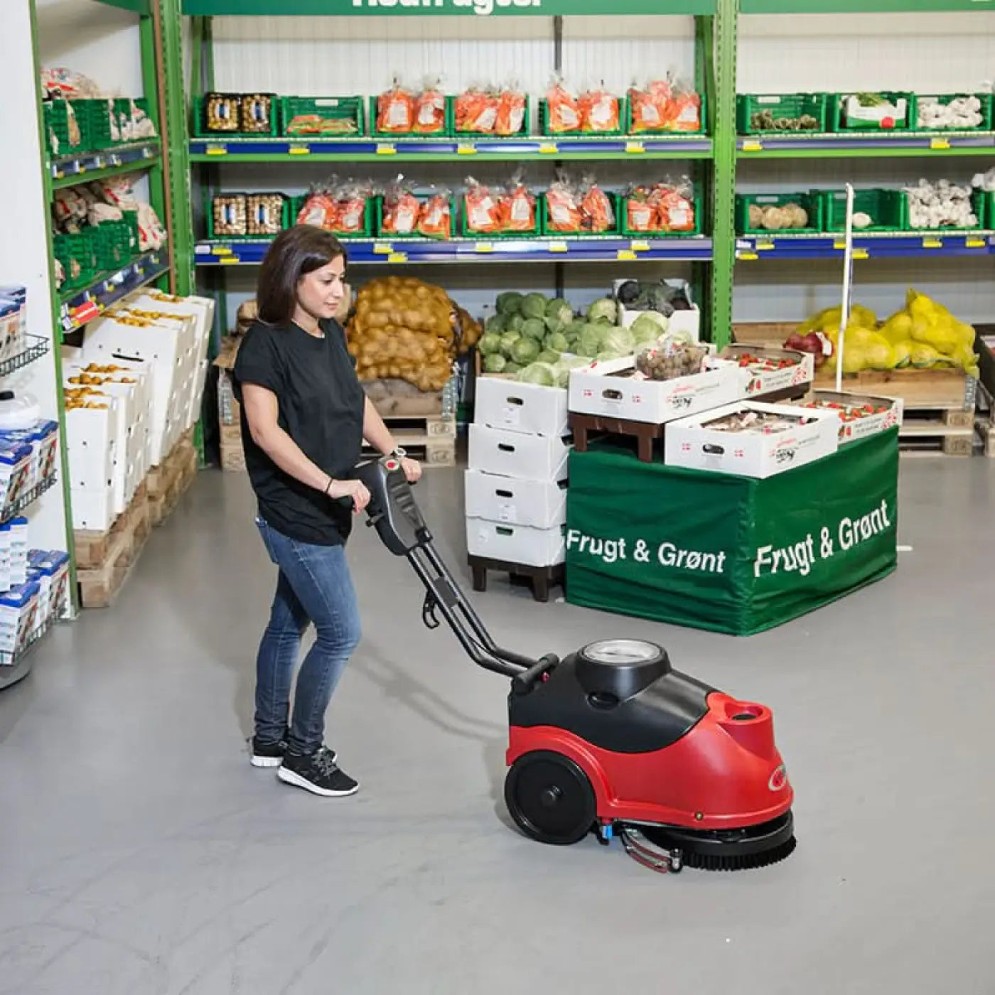 Rote und schwarze viper as380 reinigungsmaschine mit batterie und langem griff für gewerbliche bodenreinigung