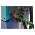 Grüner strukturierter schlauch ist mit der rückseite der schwarzen und tealfarbenen wetrok duomatic esprit dosierreinigungsmaschine verbunden